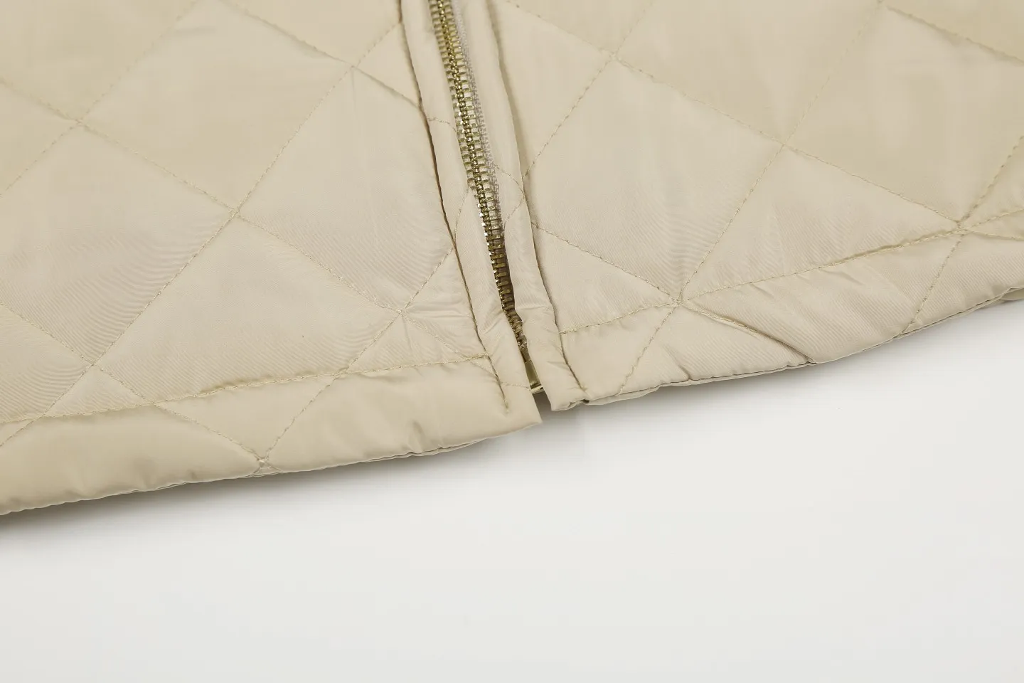 P330 White background picture [Popular item] Style number: 24373# Color: Khaki Apricot Size: S-XL -MiuMiu/MiuMiu 2024aw Autumn and winter hot new logo embroidered lapel three-zip rhombus plaid imitation feather jacket jacket - Ingenuity restoration 4-needle encrypted quilting embroidery three-in-one imitation feather cotton The board is straight and not bloated - Double-layer composite patch Hand-made counter-embroidery Laminated light gold Y-tooth brand zipper - Special shaped cloth foil for collar Correct 7 cm cylindrical windproof cuffs Closed cuffs with one-to-one stacking in front of the car - Miu style outfit 2024 new autumn and winter products Adopt classic diamond pattern quilting design Three-in-one imitation down cotton Light and thin sheets are positive The thermal insulation coefficient is also online Earth desert khaki apricot Maillard wind is full of relaxation to set off a warm autumn and winter atmosphere The collar is made of contrasting corduroy, which is warm and comfortable. The loose silhouette is both comfortable and easy to layer. The slightly gathered design of the cuffs and hem effectively locks in temperature.